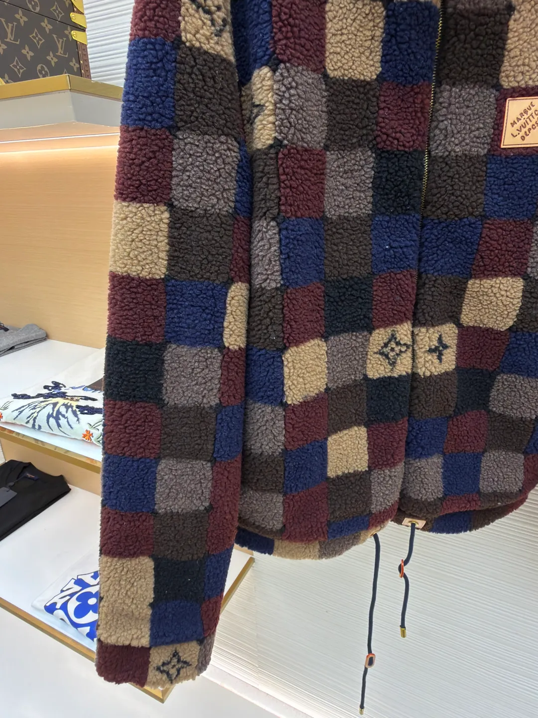 LOUIS VUITTON colorful checkerboard jacket ●Original version: Purchased and developed for 16500 ●Item number: 1682292-B95 ●Fabric: Fleece fabric ●Technology: Jacquard production ●Color: Color ●Version: Fitted version ●Weight: about 700 grams ●Size: XS-S-M-L ●Description: The main body of this Louis Vuitton satin baseball jacket is made of high-density matte satin fabric, which has been treated with anti-wrinkle shaping technology. The fabric has a strong drape and is not easy to wrinkle. The dark brown background color is prepared by precision dyeing and finishing technology, giving it a rich color and high-end texture. The "L.V.M SINCE 1854" logo on the left chest is made with hot-drilling technology. High-quality rhinestones are used for precise hot-pasting in different areas. The diamond surface is shiny and strong and will not fall off easily. The ribbed splicing of the collar, cuffs and hem is a three-color contrasting design. It is woven with high-elastic knitted yarn, which will not easily loosen and deform after long-term wear. The placket is equipped with custom-made metal snaps. The hardware is thick and anti-oxidation. The overall style is loose and off-shoulder. The splicing is covered with blind stitching technology, and the wiring is smooth and traceless. Every craft detail follows the brand's luxury product production standards, taking into account both design and wearing comfort. The overall wiring is straight and delicate, the fabric is comfortable and soft, and the color is consistent without color difference. It can be matched with the same style to create a fashionable look and control various occasions. Customized accessories, complete with three standards, same style for men and women!